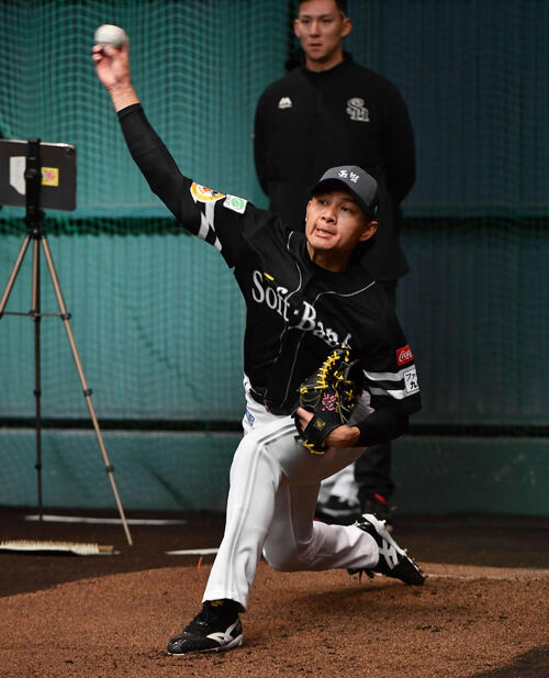 ブルペンで投げ込むソフトバンク徐（撮影・岩下翔太）