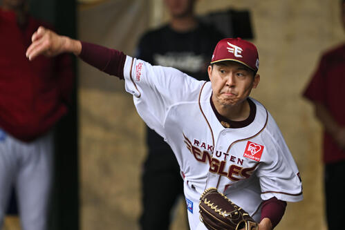 ブルペンで投球練習する楽天西口（撮影・滝沢徹郎）