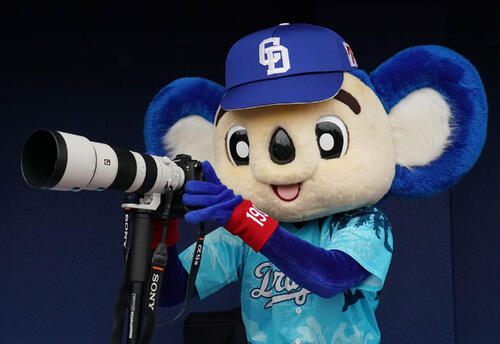 カメラを手にするドアラ（撮影・森本幸一）