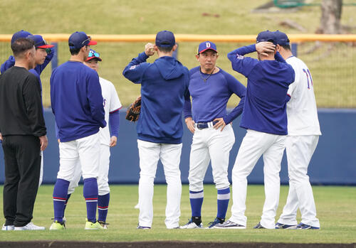 川崎臨時コーチ兼選手（右から3人目）は早出組とともに練習に参加する（撮影・森本幸一）