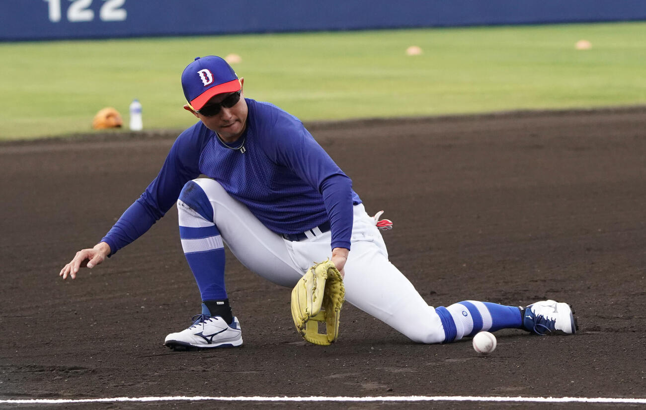 ノックを受ける川崎臨時コーチ兼選手（撮影・森本幸一）