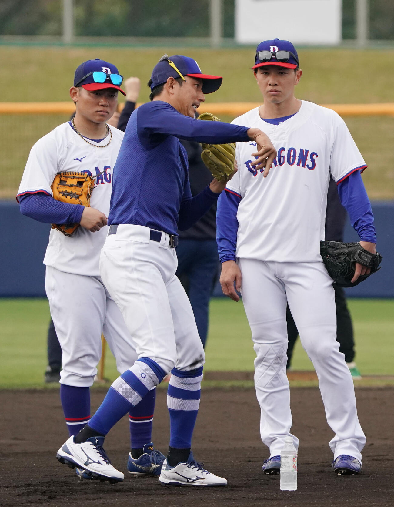 川崎臨時コーチ兼選手（中央）は村松、福永らにアドバイスをする（撮影・森本幸一）