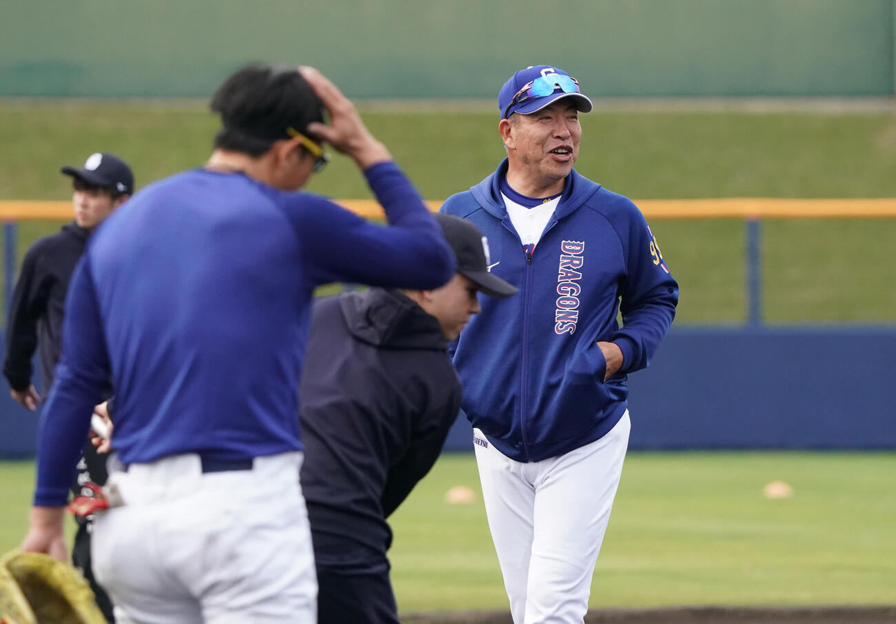 川崎臨時コーチ兼選手（左）に声をかける井上監督（撮影・森本幸一）
