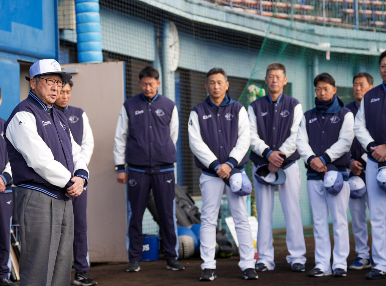 南郷キャンプに訪れチームに訓示を行う西武後藤オーナー（左）（撮影・小島史椰）