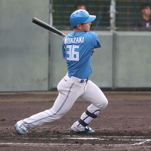 日本ハム紅白戦 2回表紅組2死、中前打を放つ宮崎(撮影・黒川智章)