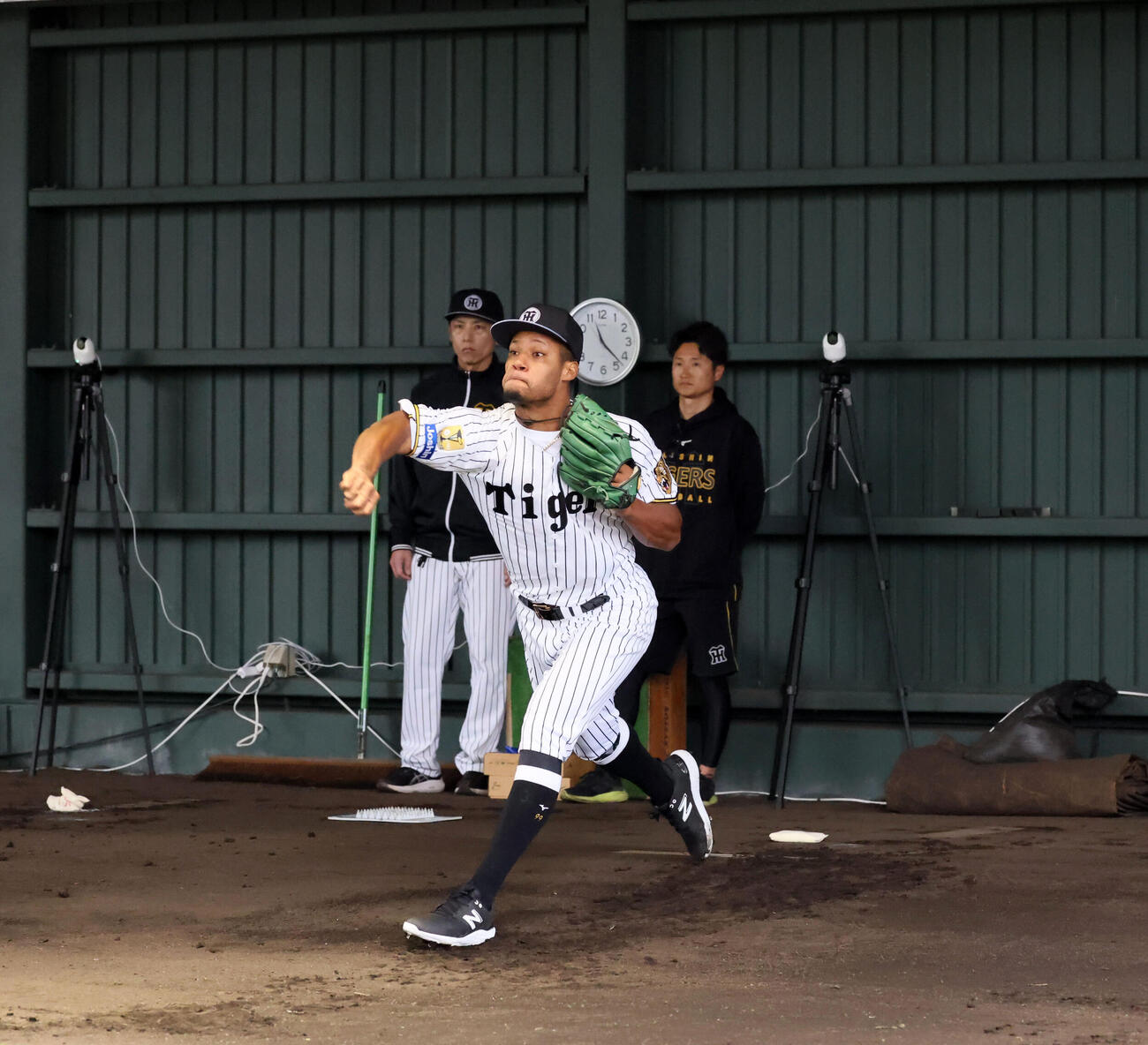 初めてブルペンで投球練習する阪神モレッタ（写真は連続）（撮影・加藤哉）