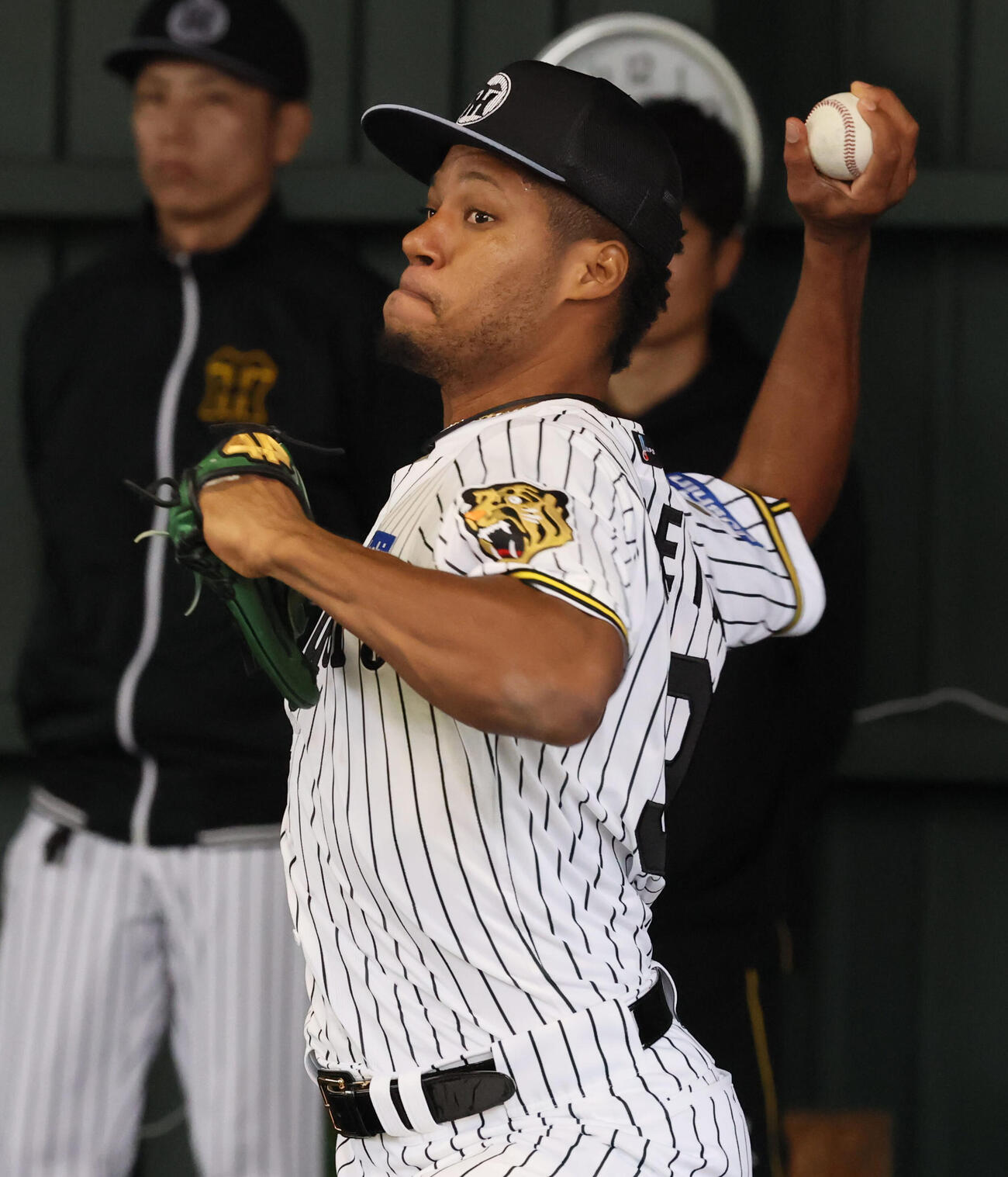 ブルペンで投球練習する阪神モレッタ（撮影・加藤哉）