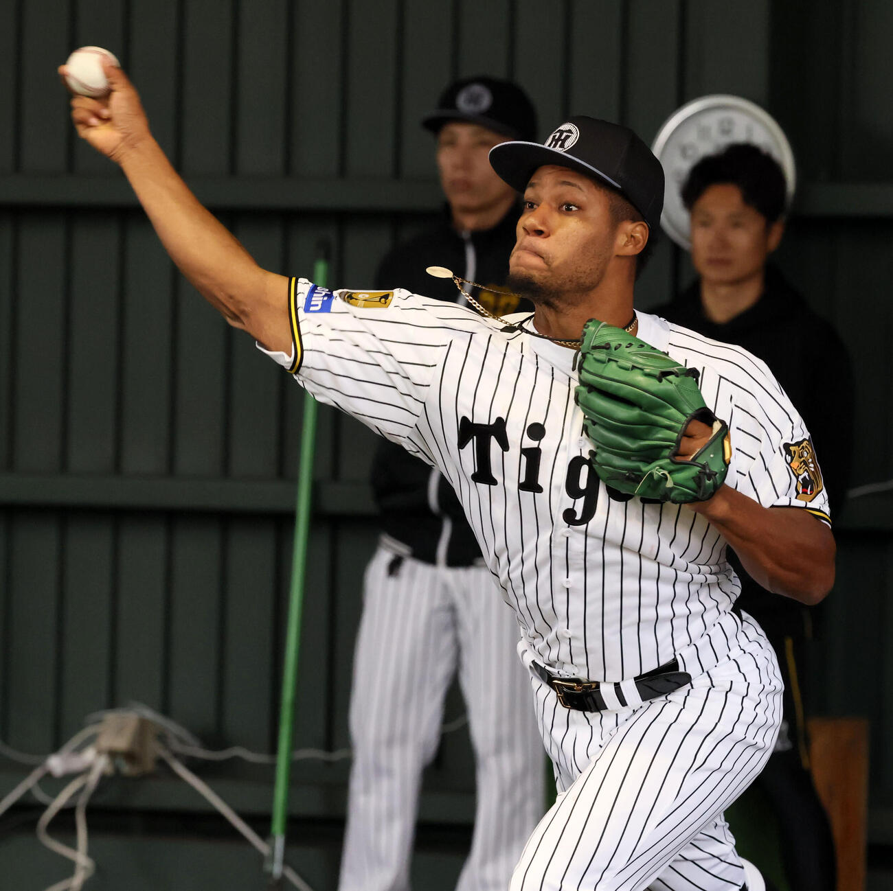 ブルペンで投球練習する阪神モレッタ（撮影・加藤哉）