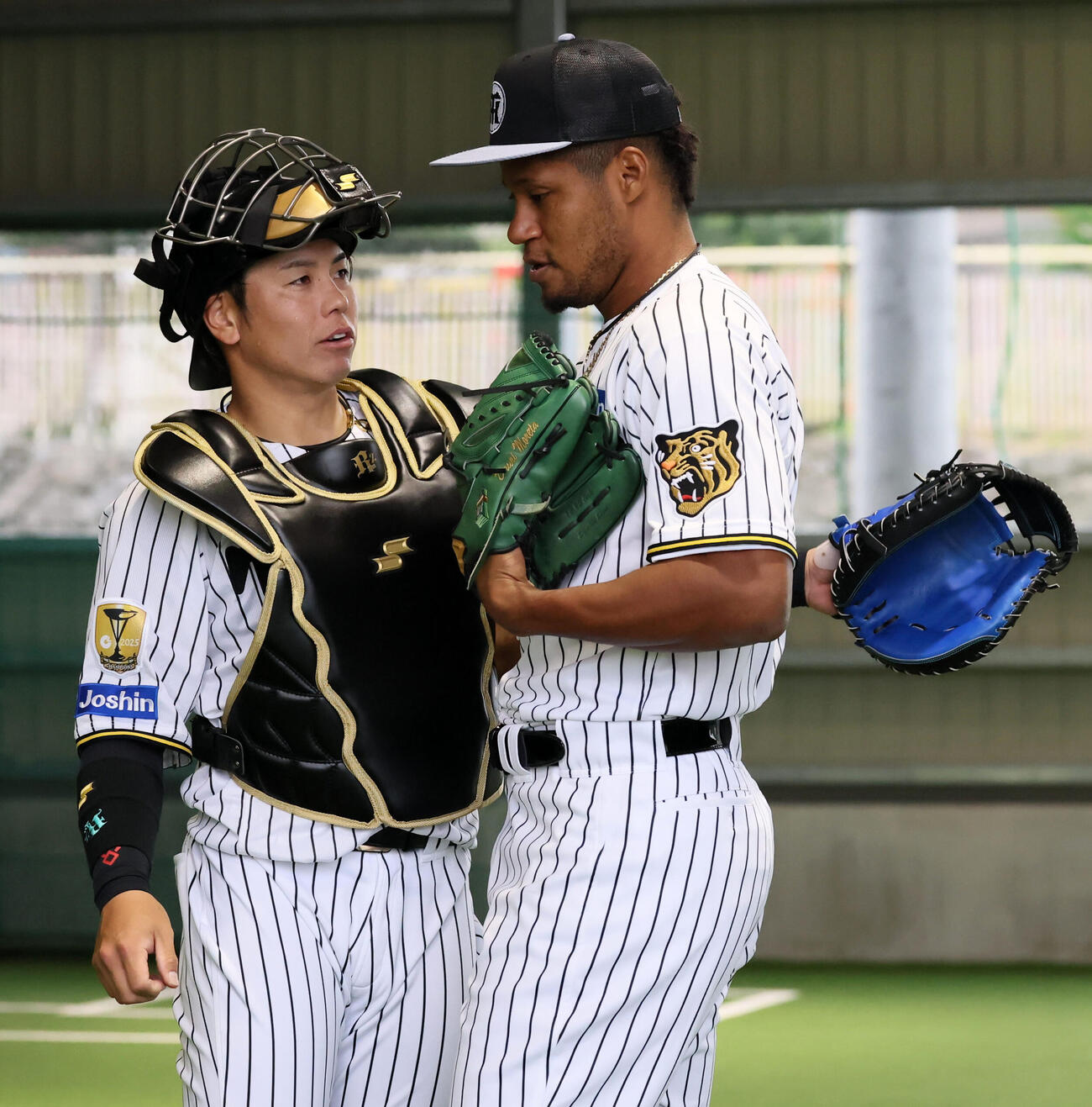 初のブルペン入りで投球練習を終えた阪神モレッタはボールを受けた梅野（左）と言葉をかわす（撮影・加藤哉）