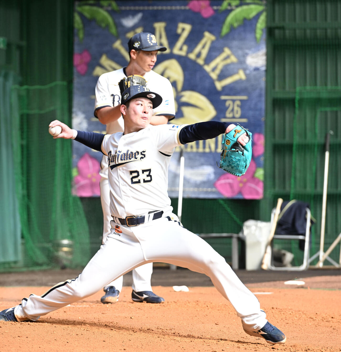 ブルペンに入り投球するオリックス吉田（撮影・和賀正仁）