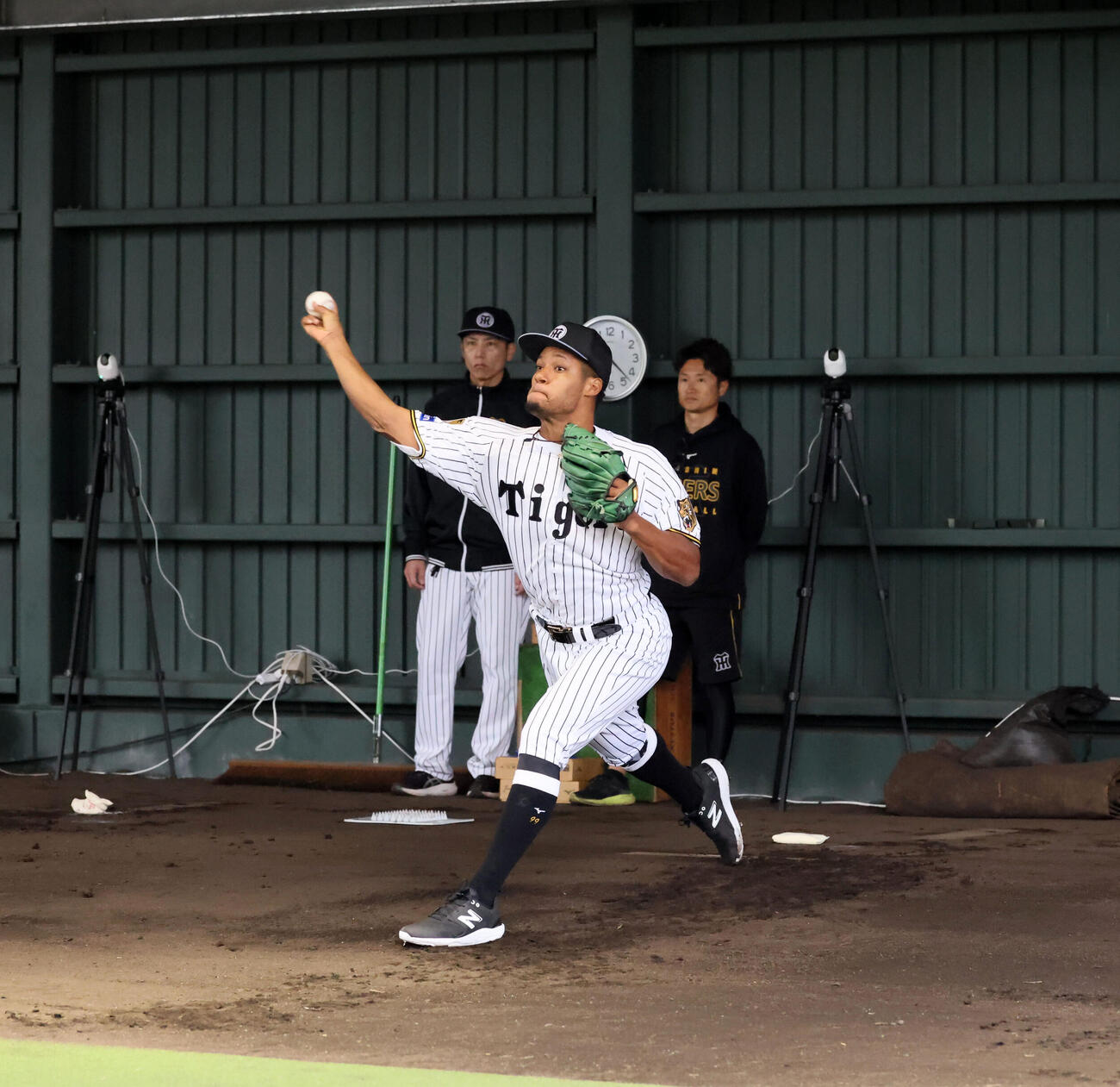 初めてブルペンで投球練習する阪神モレッタ（写真は連続）（撮影・加藤哉）