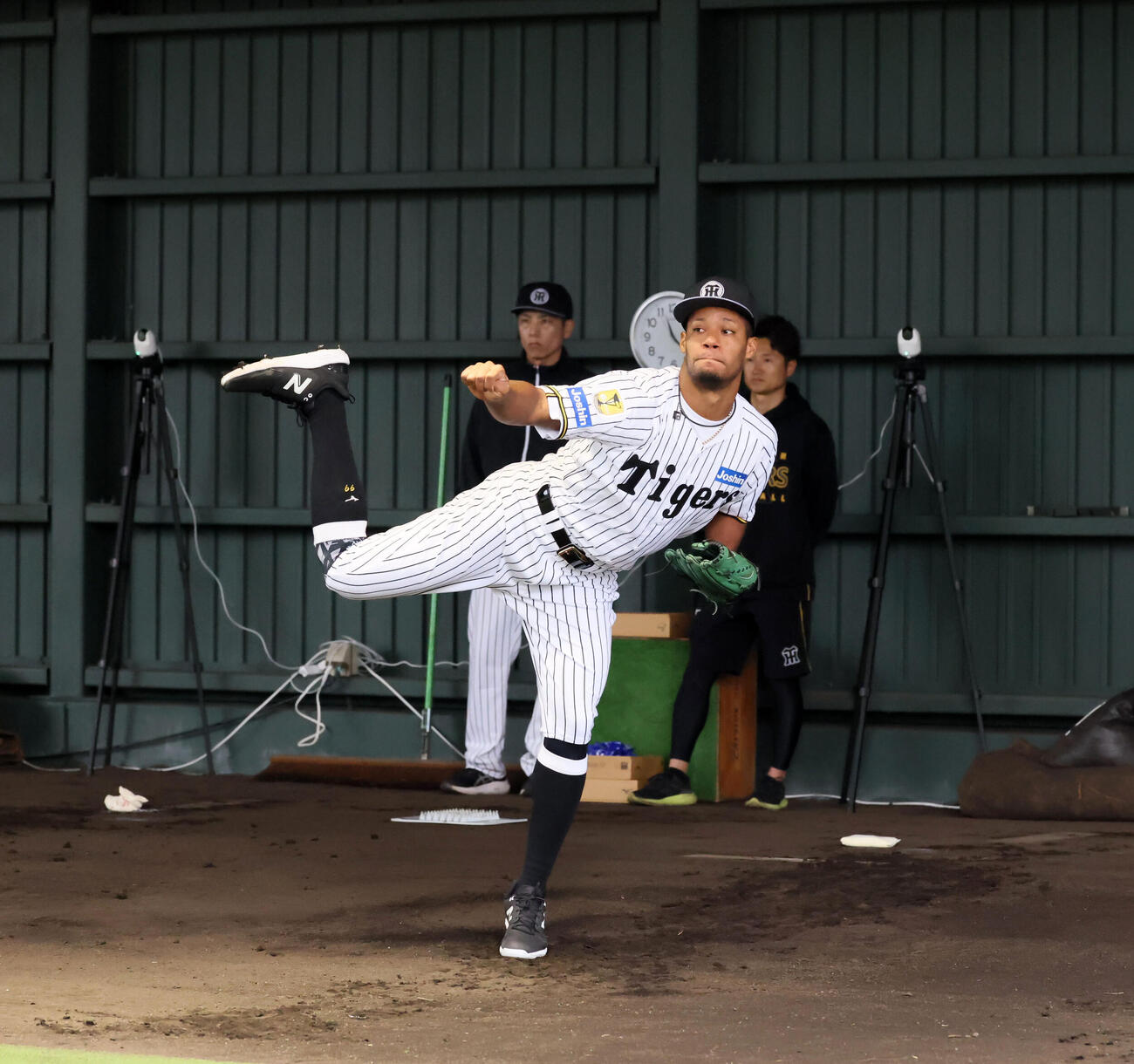 初めてブルペンで投球練習する阪神モレッタ（写真は連続）（撮影・加藤哉）