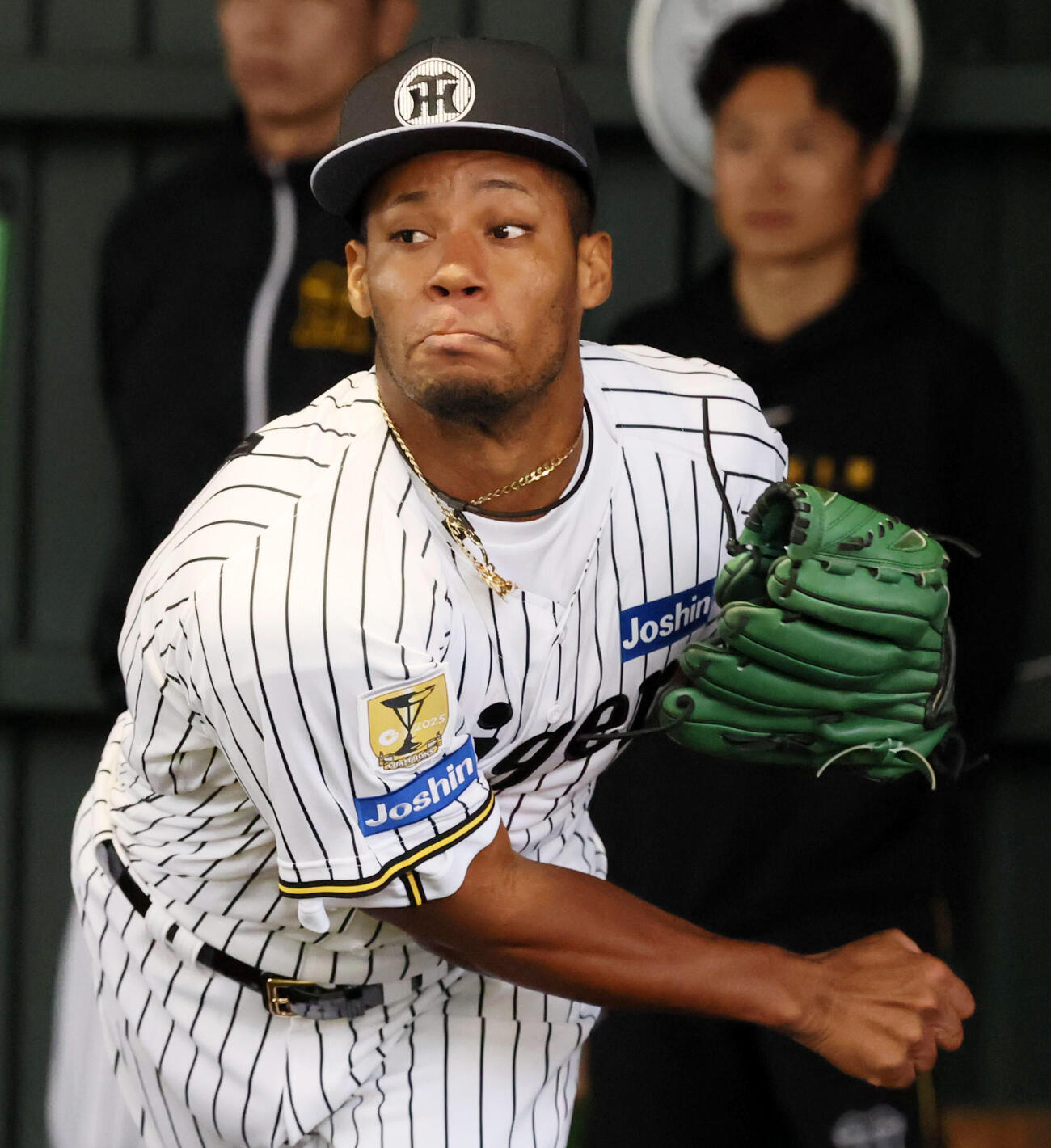 ブルペンで投球練習する阪神モレッタ（撮影・加藤哉）