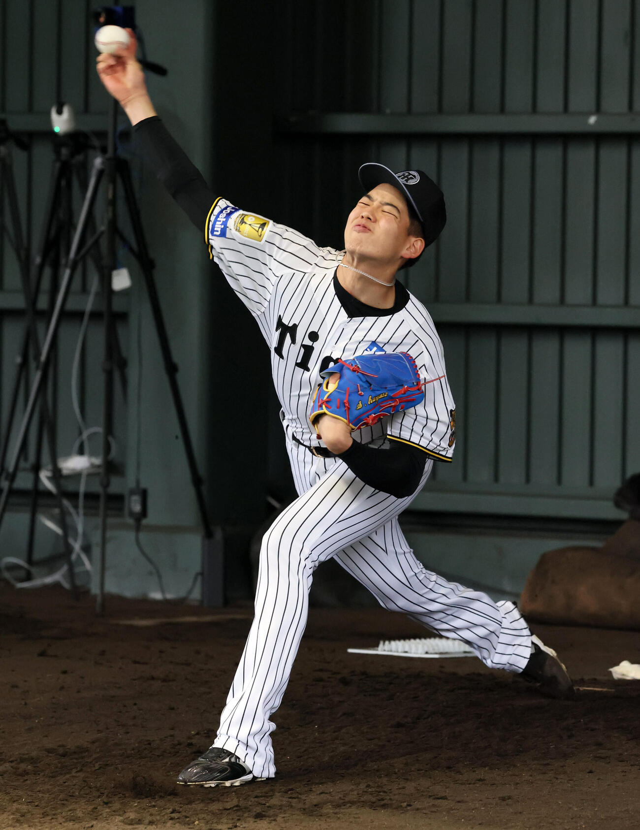 ブルペンで投球練習する阪神早瀬（撮影・加藤哉）