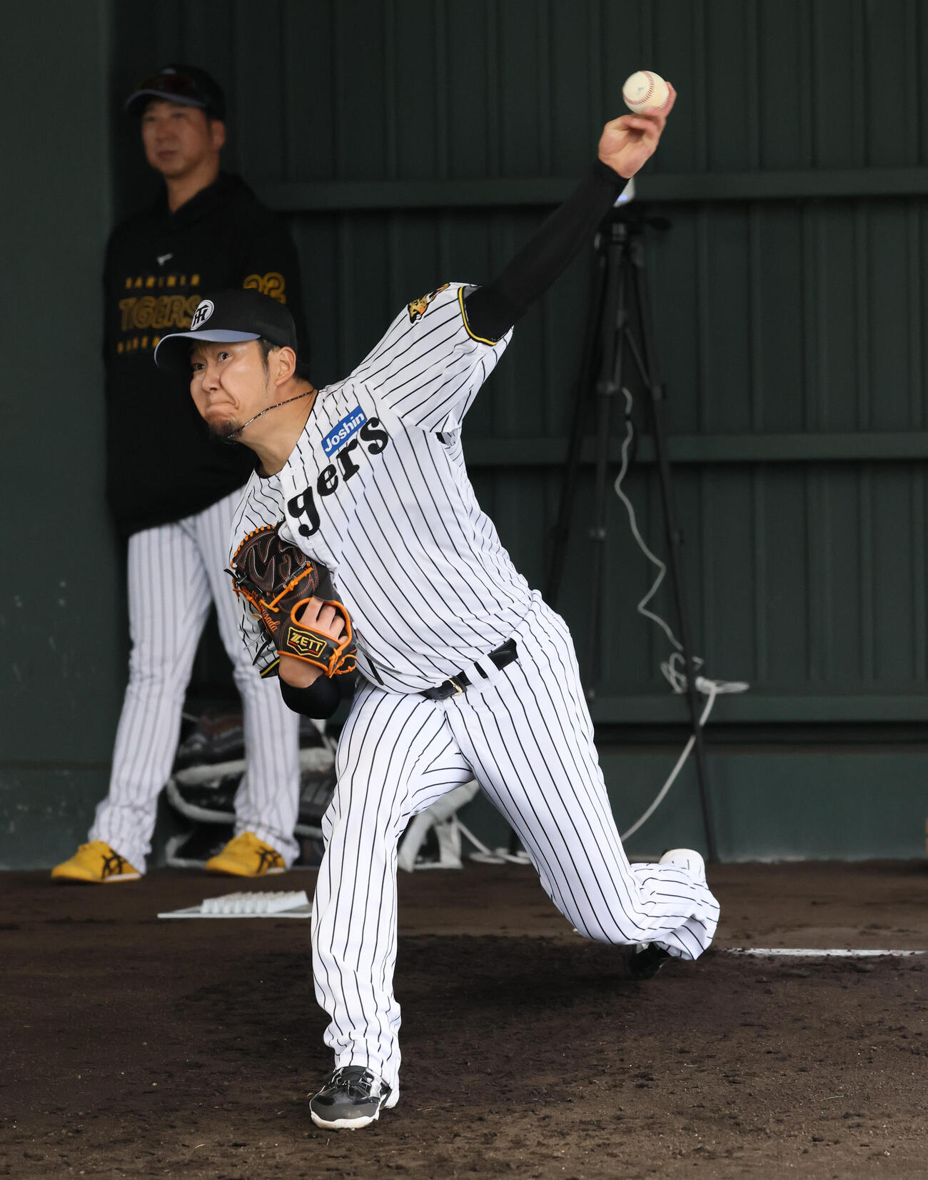 ブルペンで投球練習する阪神岩貞。左は藤川監督（撮影・加藤哉）
