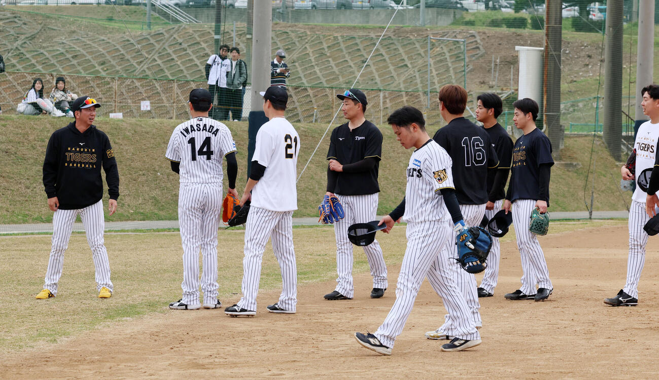 キャンプ2日目、具志川組の視察に訪れた阪神藤川監督は投手陣と言葉をかわす（撮影・加藤哉）