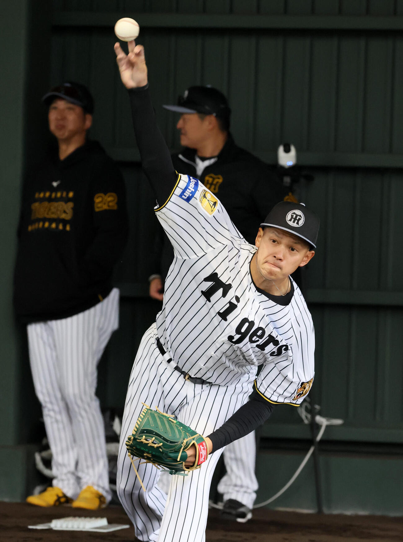 ブルペンで投球練習する阪神能登（撮影・加藤哉）