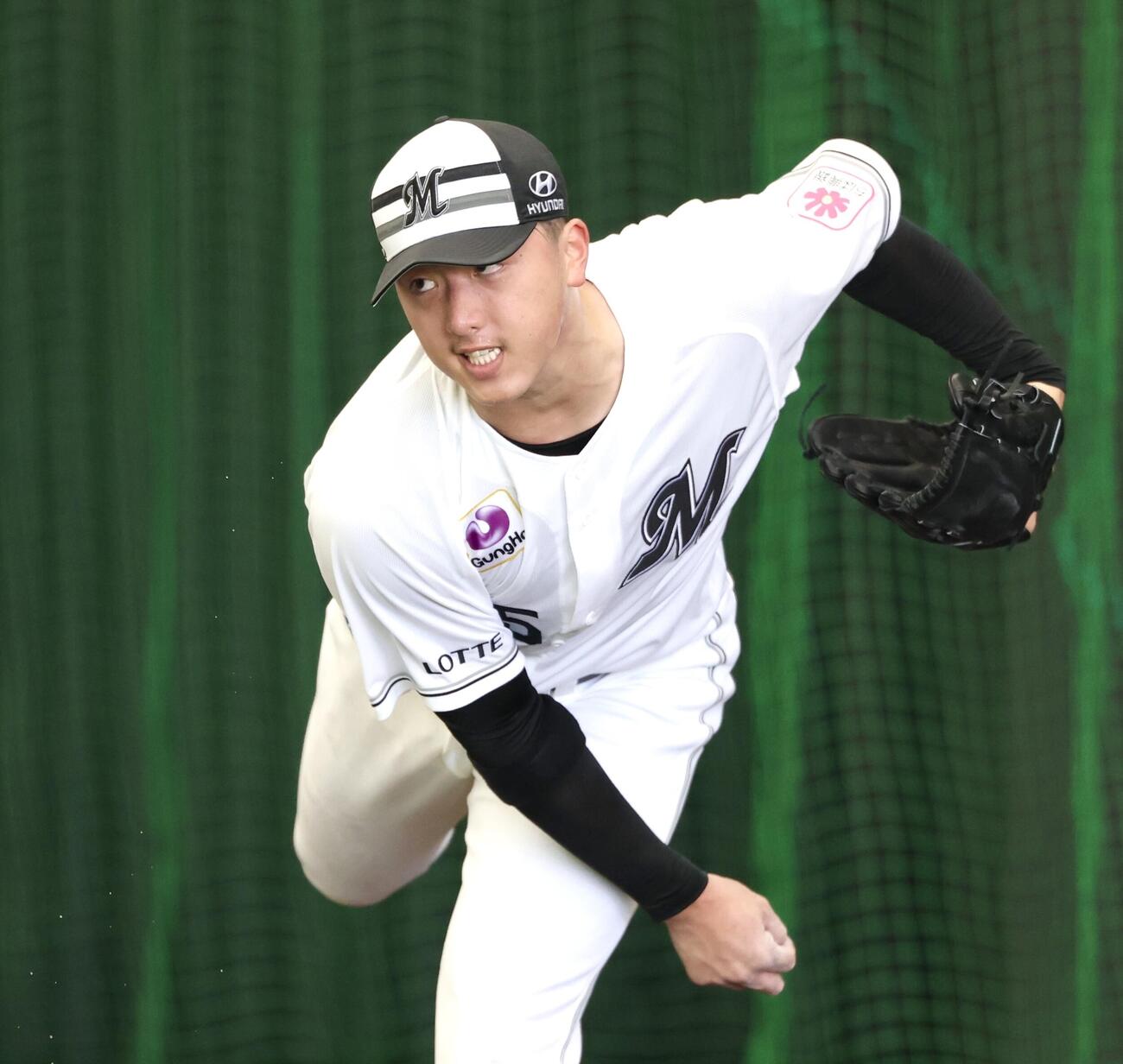 ブルペンで投球するロッテ田中（撮影・宮地輝）