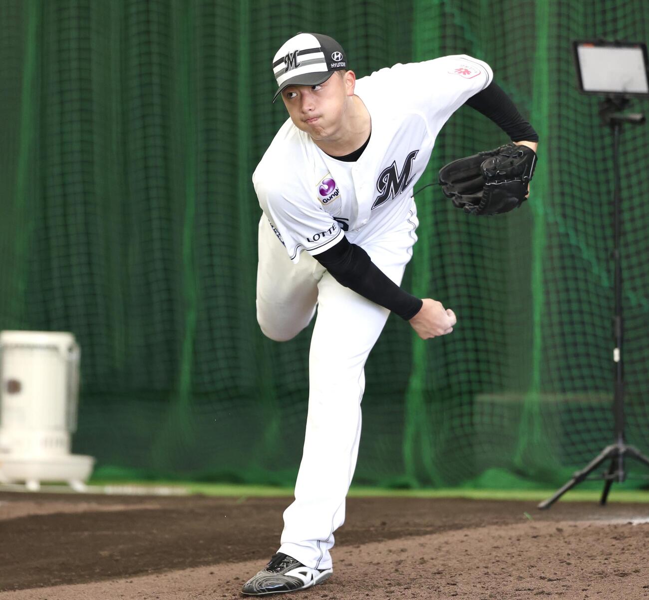 ブルペンで投球するロッテ田中（撮影・宮地輝）