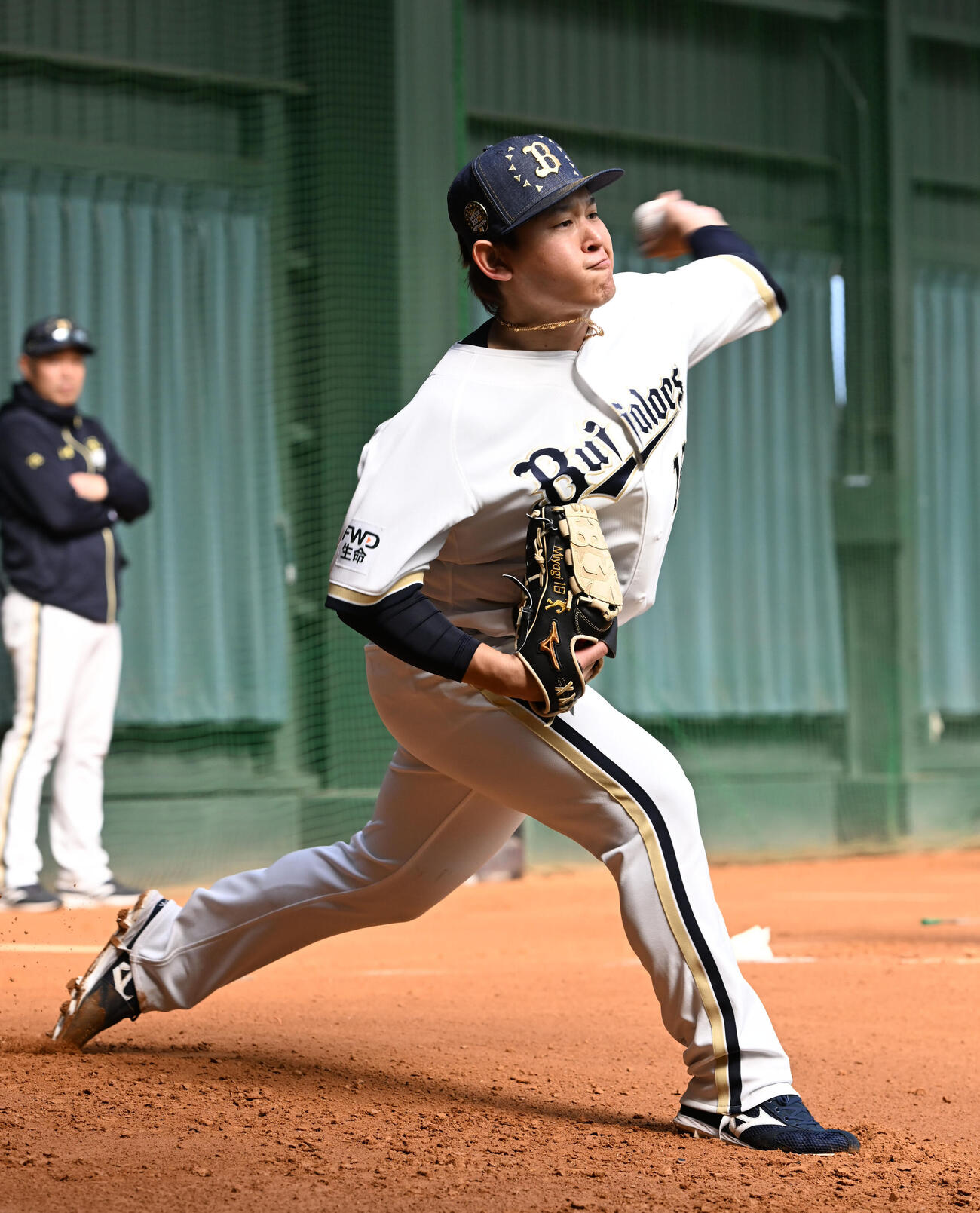 ブルペンに入り投球するオリックス宮城大弥（撮影・和賀正仁）