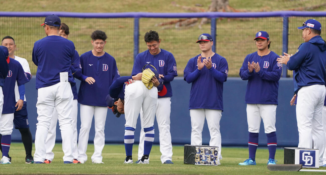 川崎臨時コーチ兼選手（中央）はナインにあいさつをする（撮影・森本幸一）