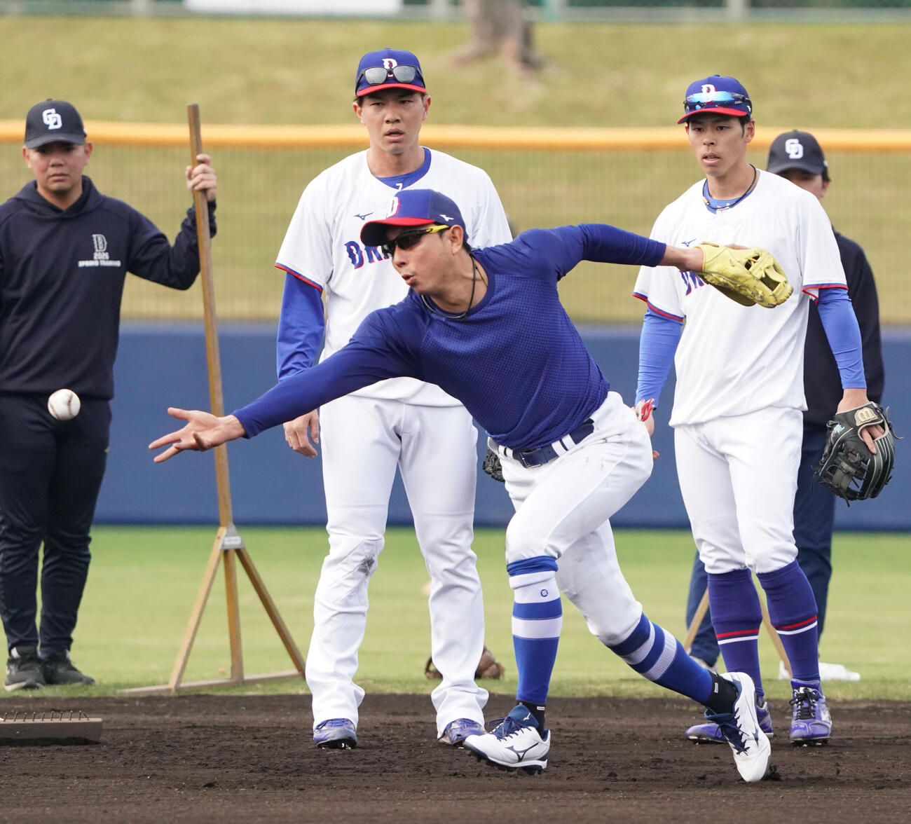 川崎臨時コーチ兼選手（中央）はノックを受ける（撮影・森本幸一）