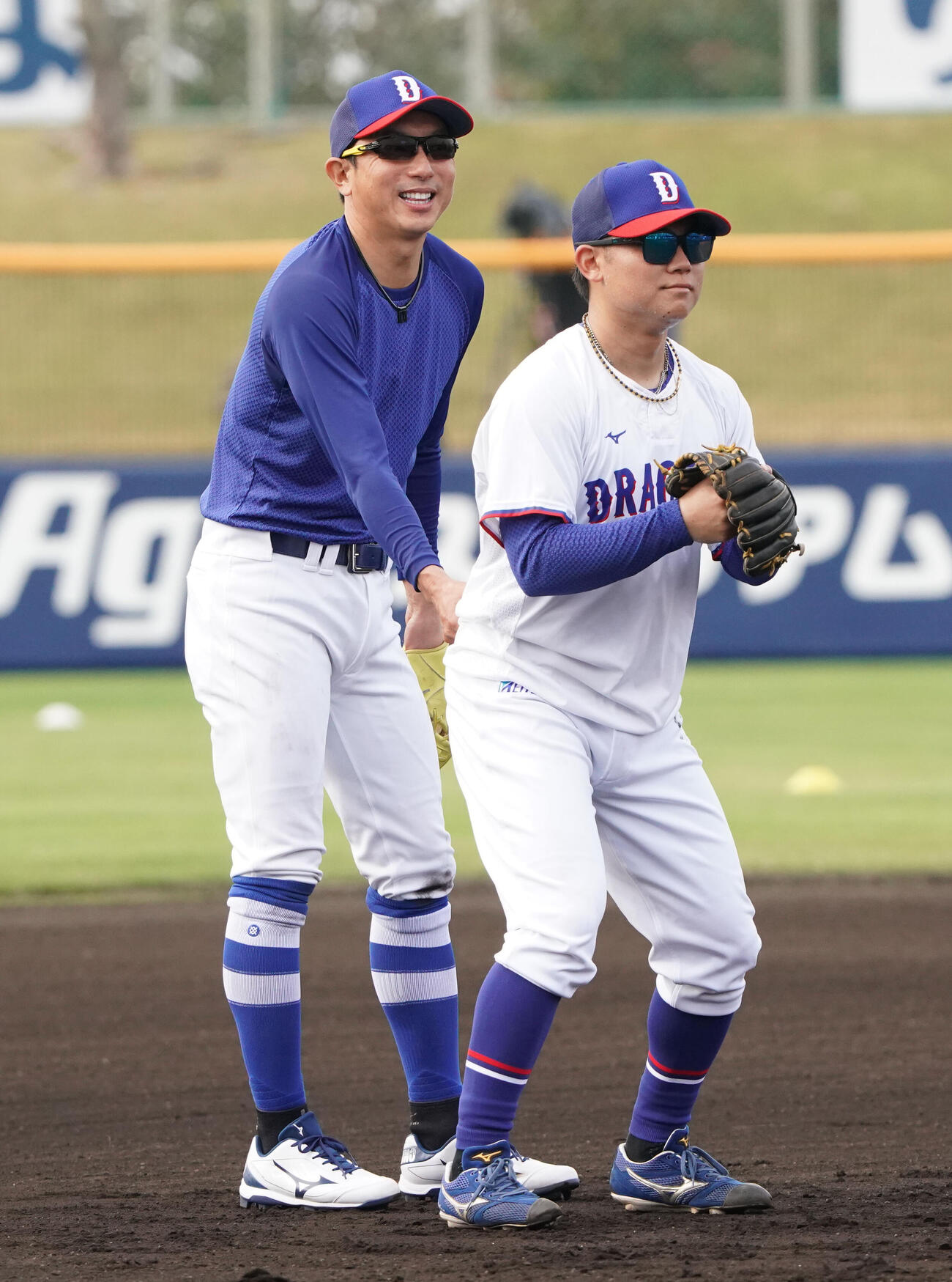 川崎臨時コーチ兼選手（左）は村松にアドバイスをする（撮影・森本幸一）