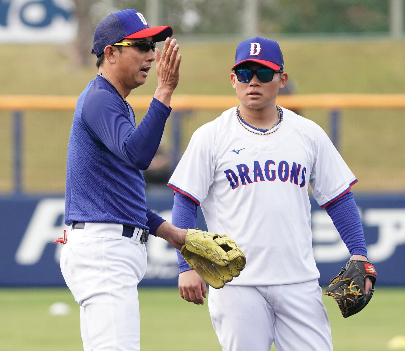 川崎臨時コーチ兼選手（左）は村松にアドバイスをする（撮影・森本幸一）