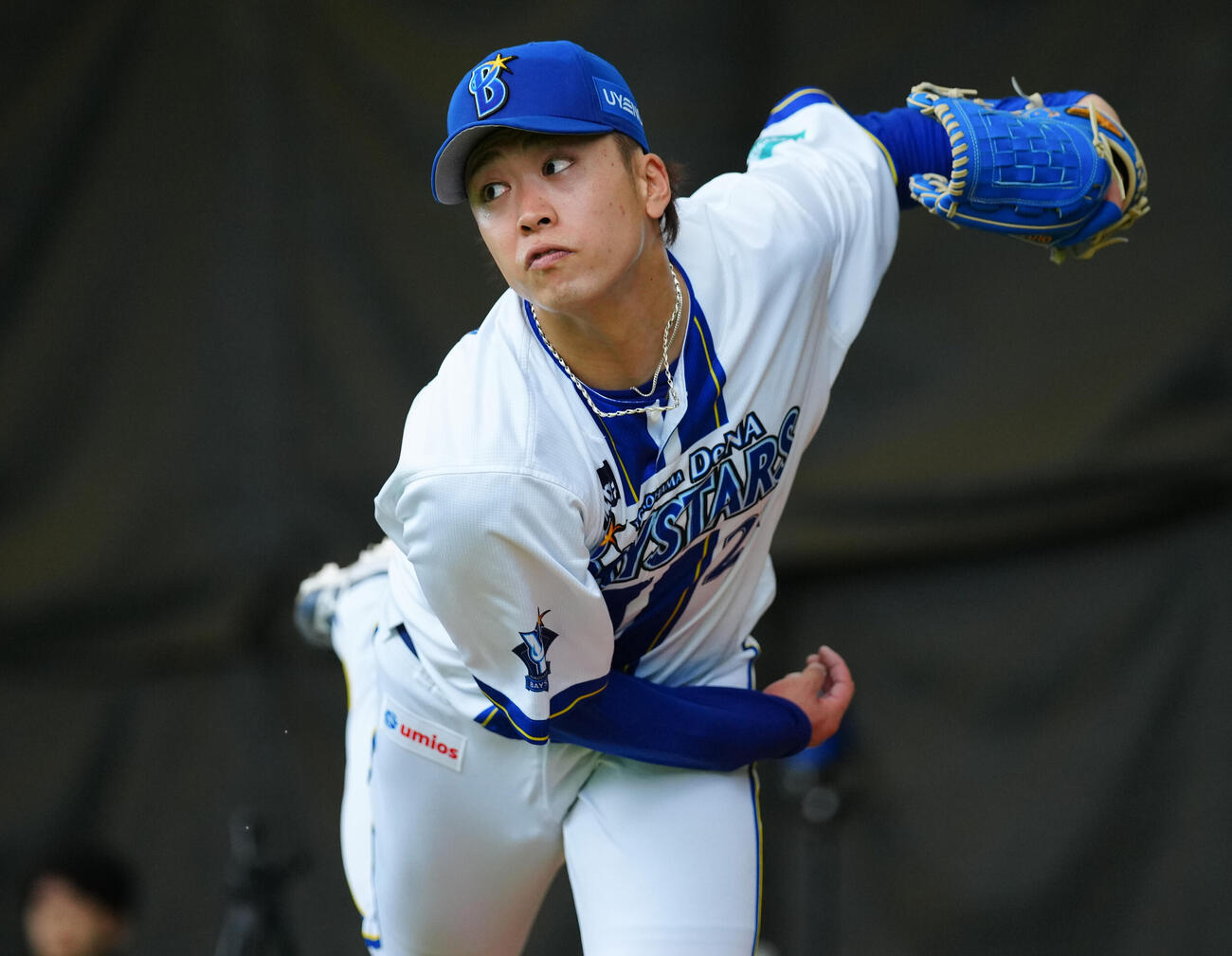 ブルペンで投球するDeNA入江（撮影・鈴木みどり）