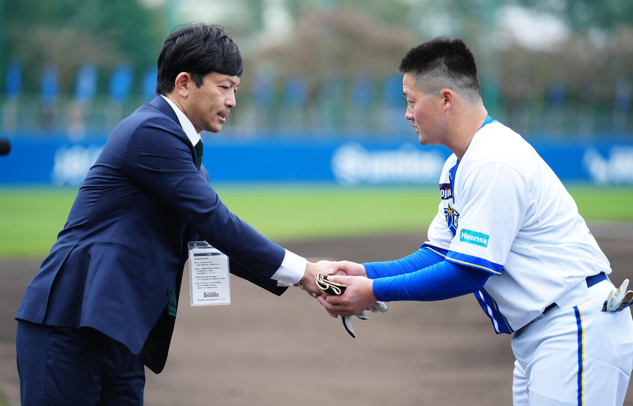 松田氏（左）と握手するDeNA牧（撮影・鈴木みどり）