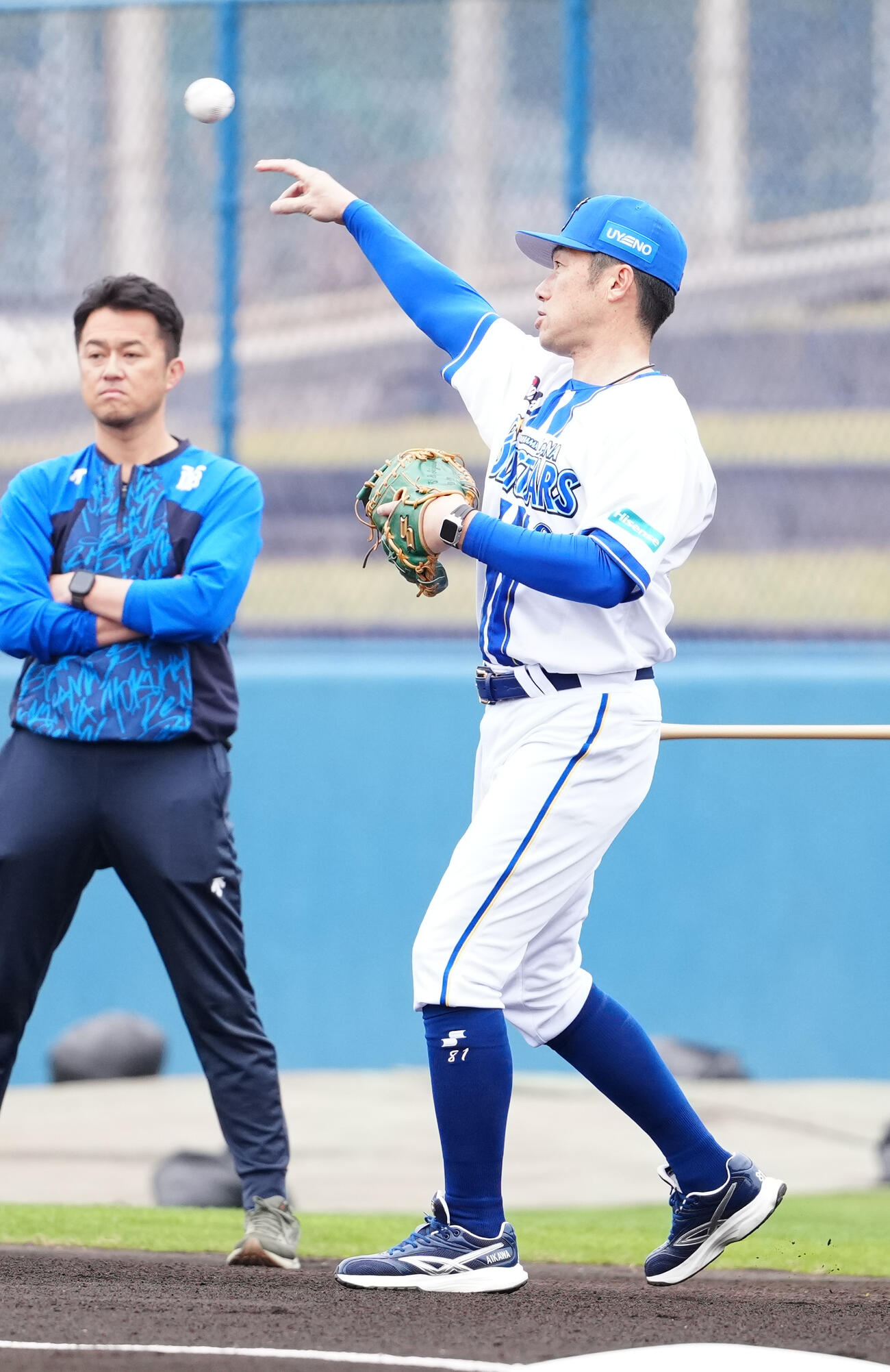 キャッチボールするDeNA相川監督（撮影・鈴木みどり）