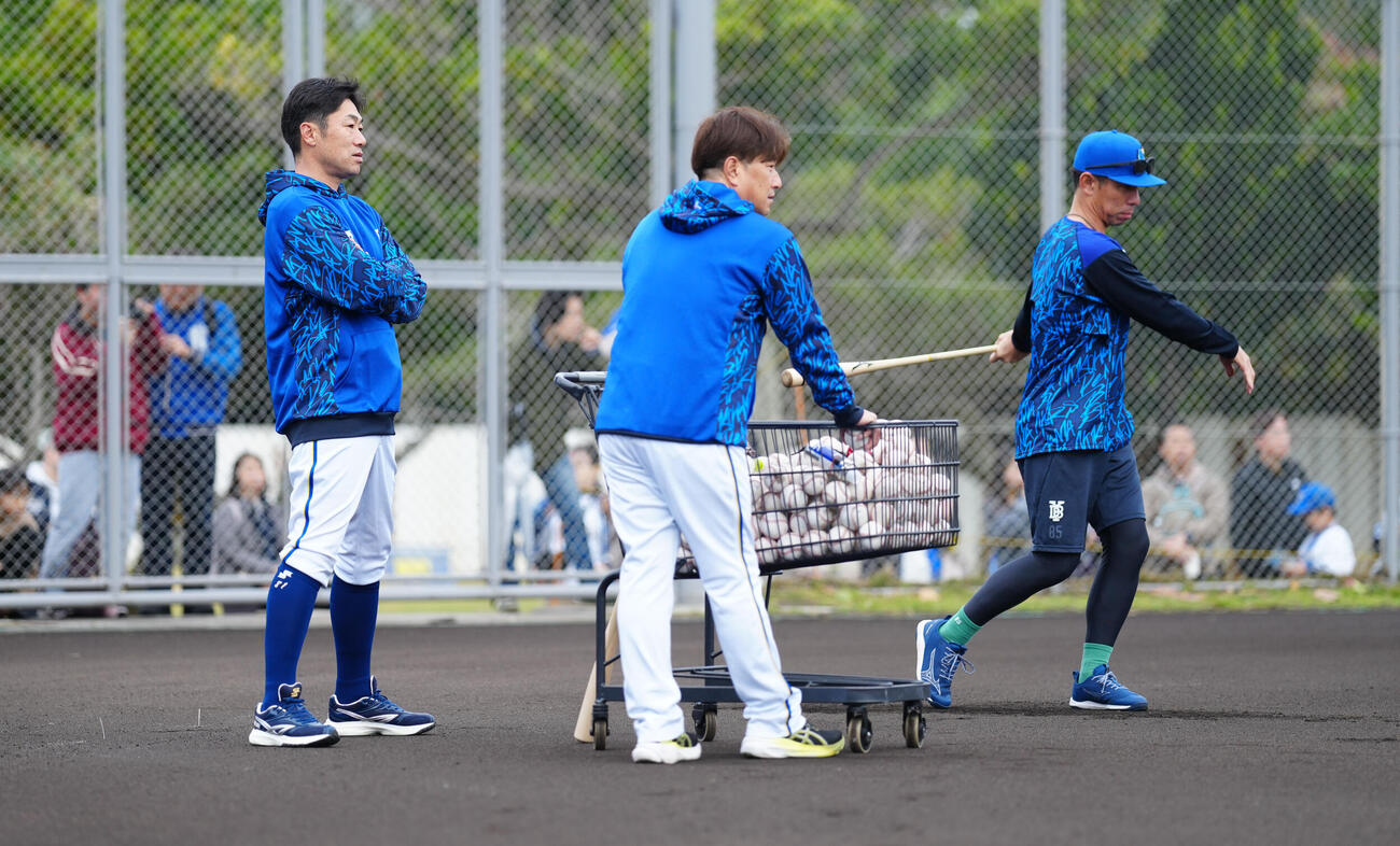 牧と京田の早出ノックを見守るDeNA相川監督（左）（撮影・鈴木みどり）