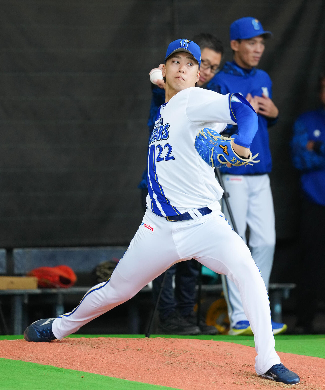 ブルペンで投球するDeNA入江（撮影・鈴木みどり）