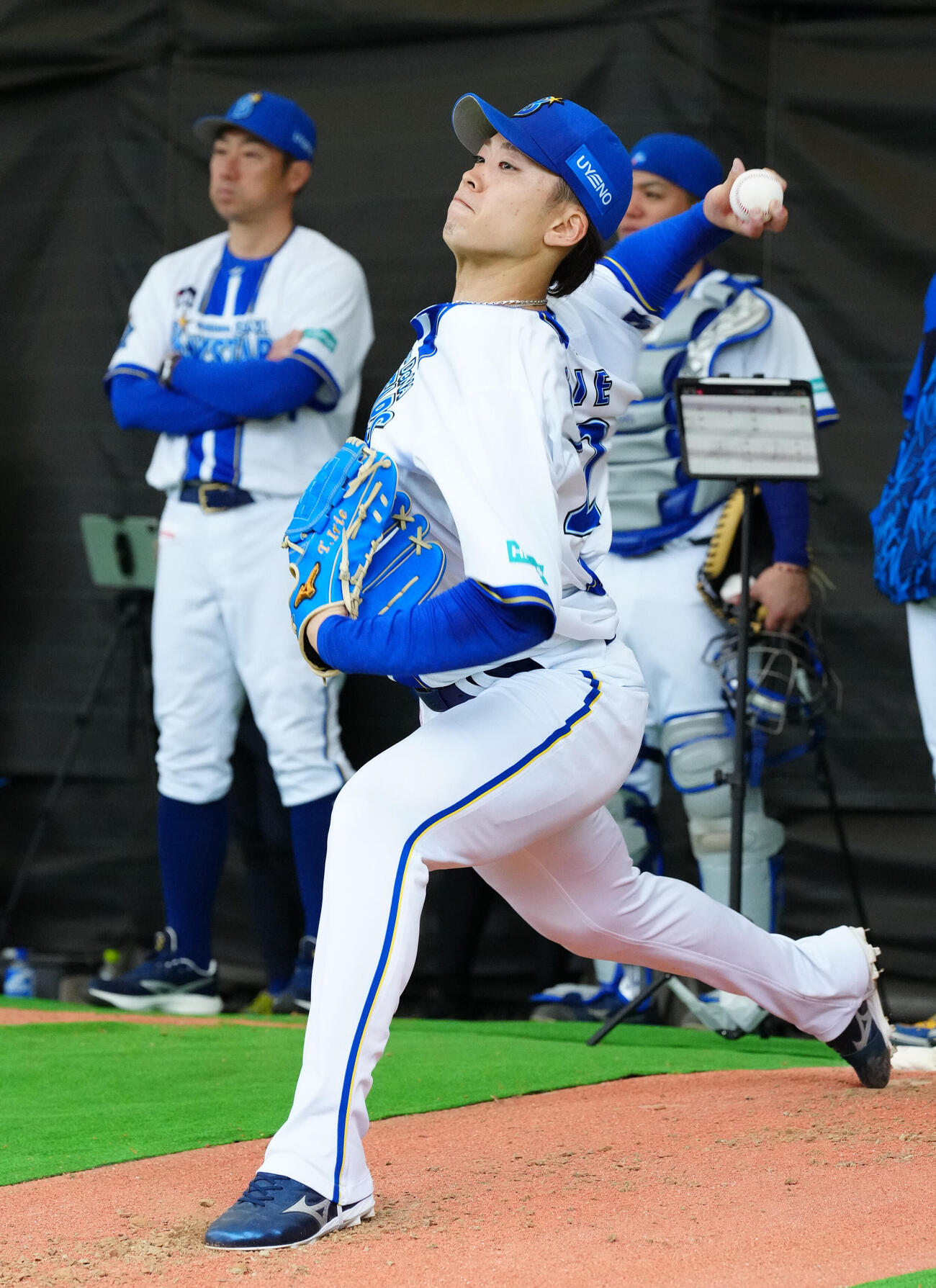ブルペンで投球するDeNA入江。右後方は相川監督（撮影・鈴木みどり）