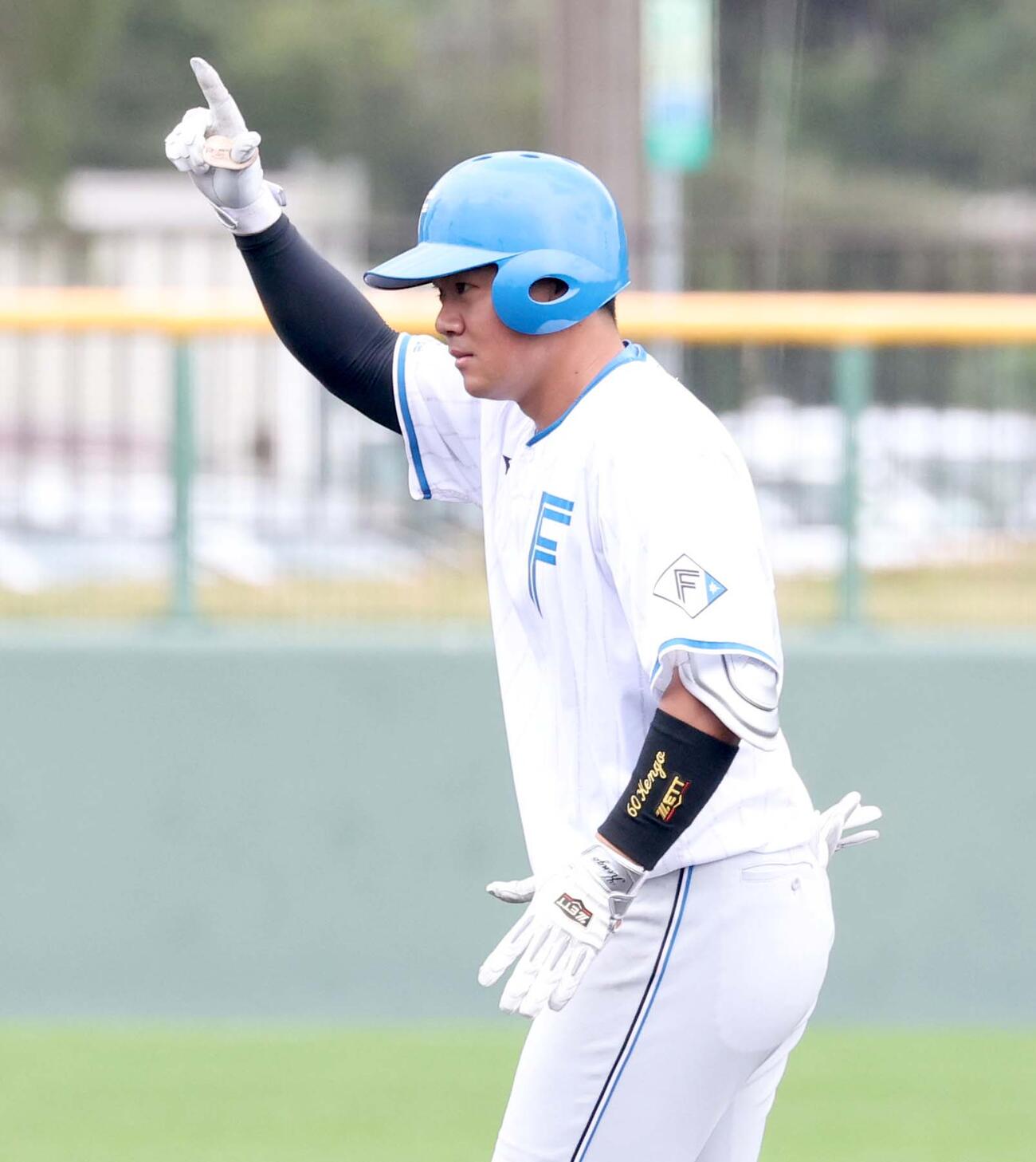 日本ハム紅白戦　2回裏白組無死、右翼線に二塁打を放ちポーズをとる吉田（撮影・黒川智章）