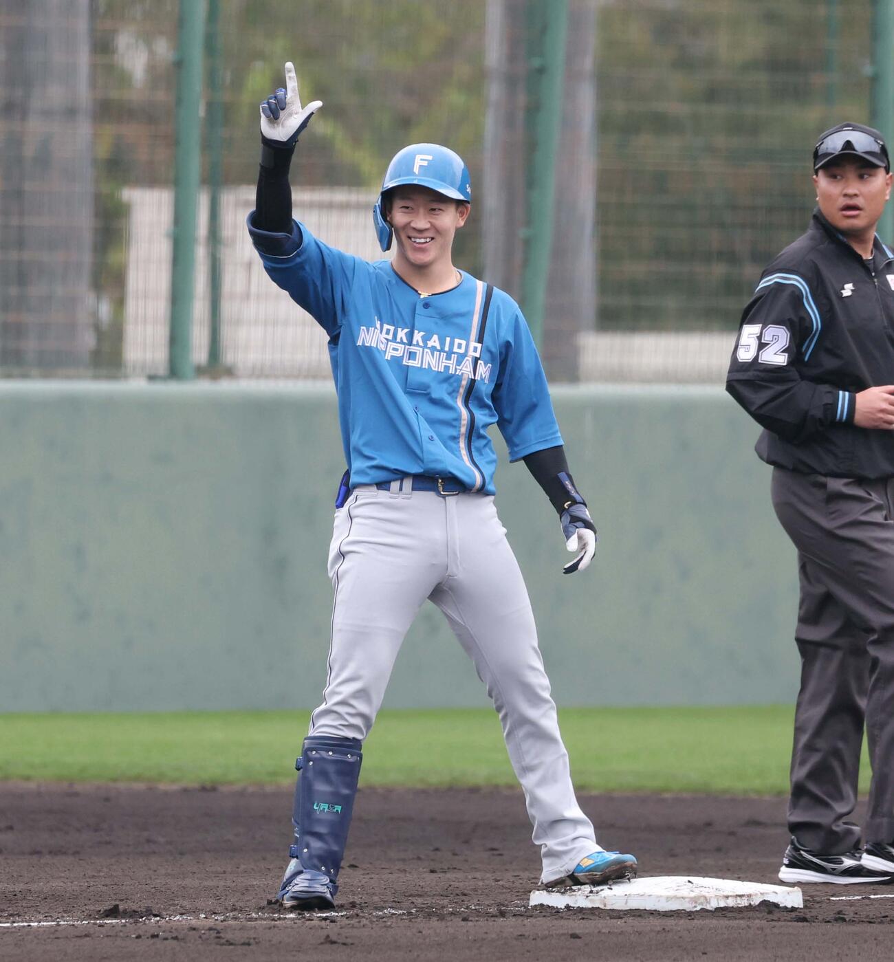 日本ハム紅白戦　3回表紅組1死一塁、左中間に適時三塁打を放ちポーズをとる矢沢（撮影・黒川智章）