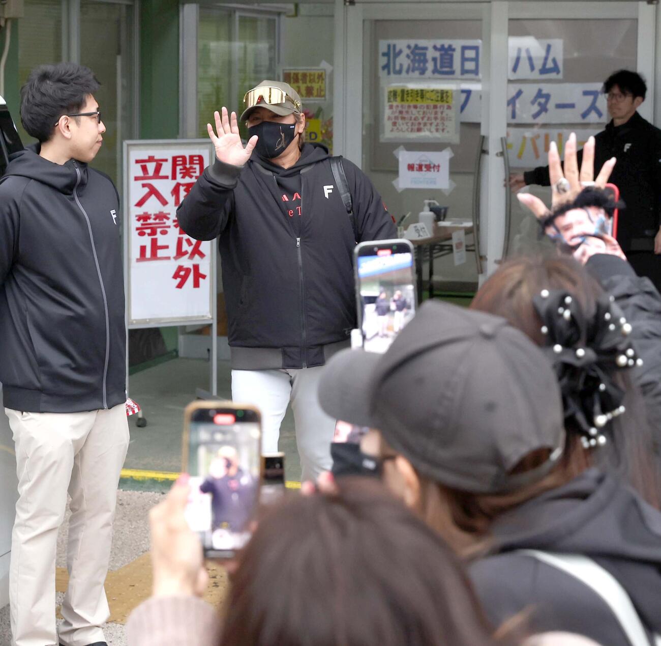 ファンに手を振って引き揚げる新庄監督（撮影・黒川智章）