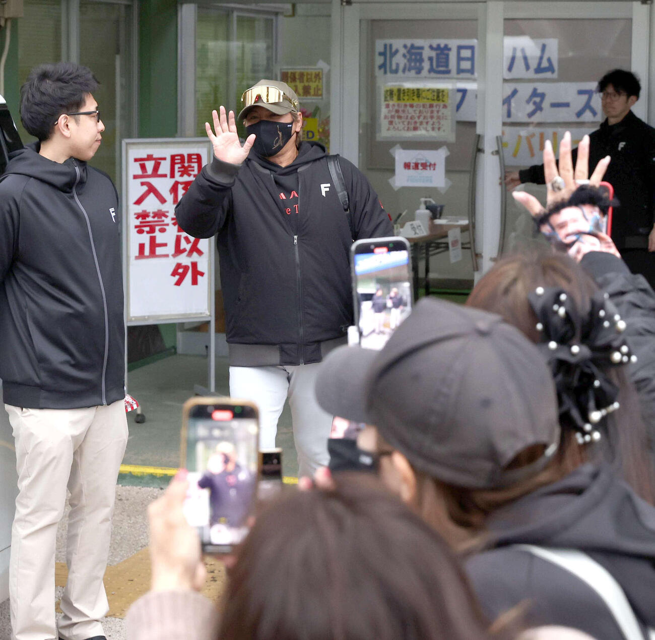 ファンに手を振って引き揚げる新庄監督（撮影・黒川智章）