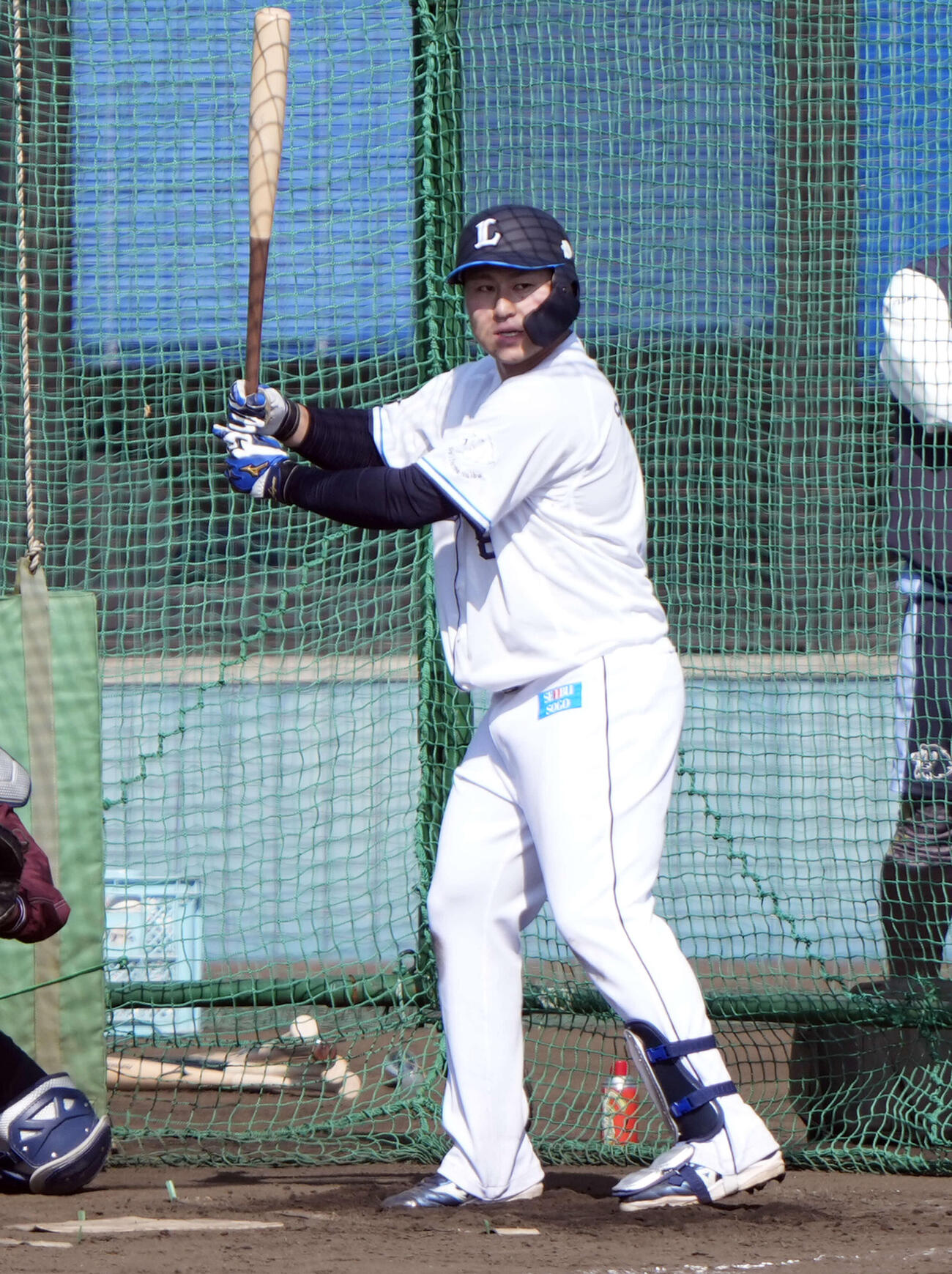 打撃練習を行う西武渡部（撮影・小島史椰）