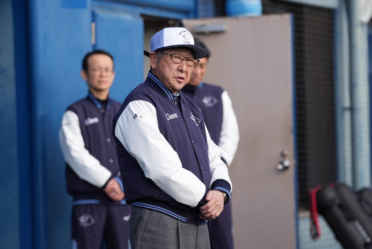 南郷キャンプに訪れチームに訓示を行う西武後藤オーナー（撮影・小島史椰）