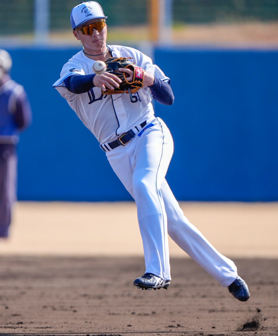 内野守備練習を行う西武長谷川（撮影・小島史椰）