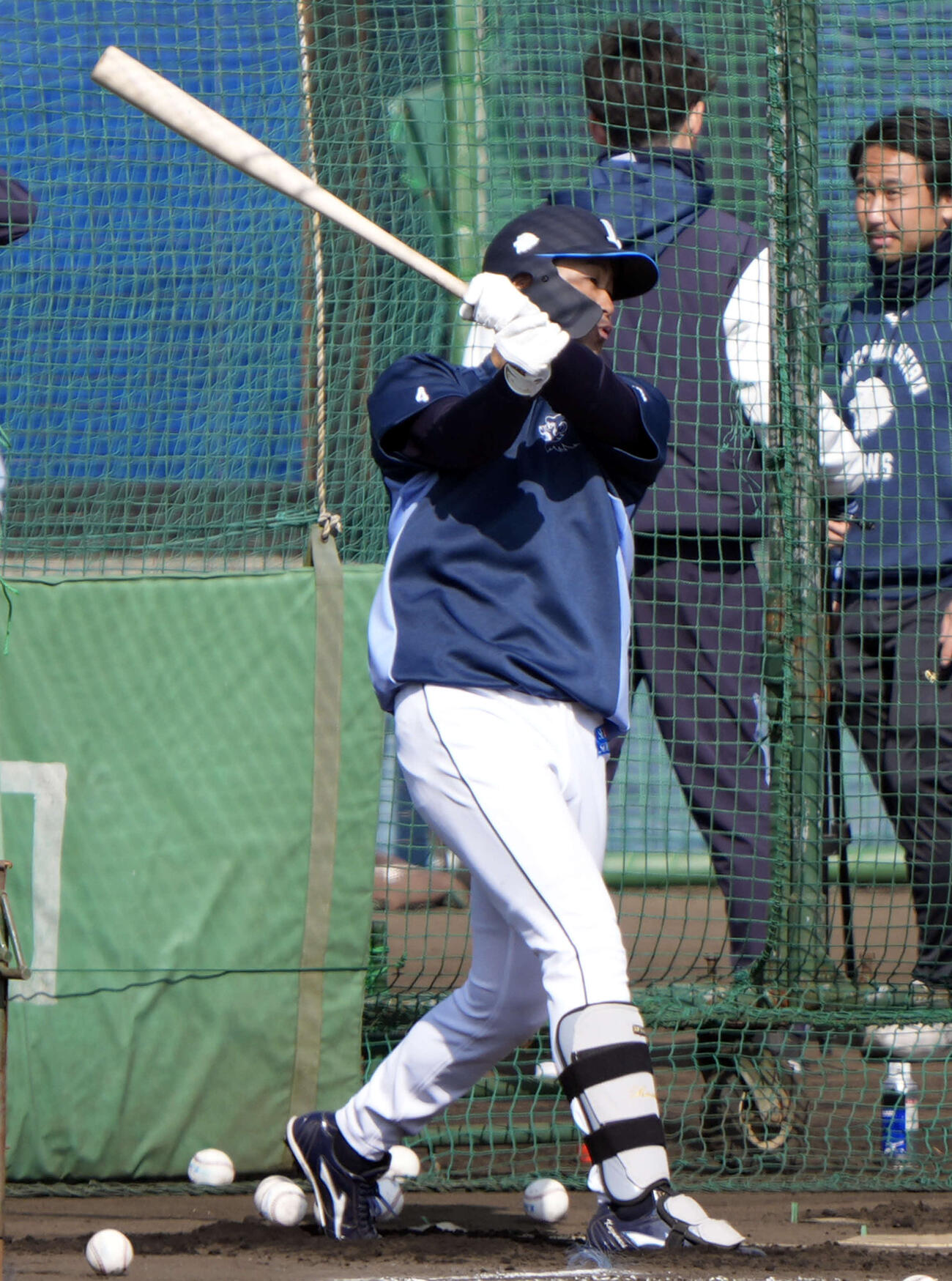 打撃練習を行う西武石井（撮影・小島史椰）