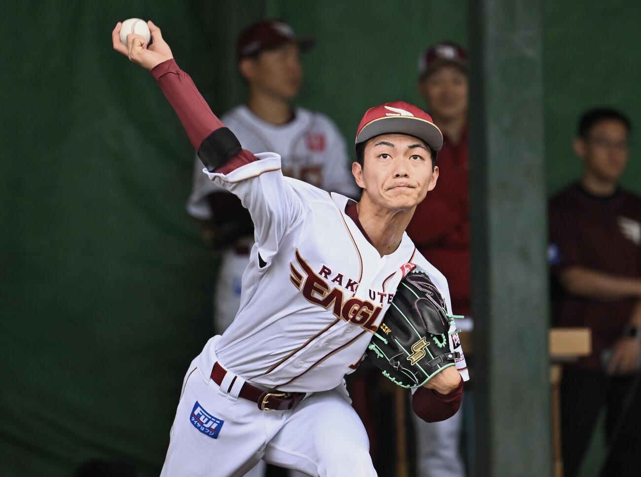 ブルペンで投球練習する楽天藤原（撮影・滝沢徹郎）