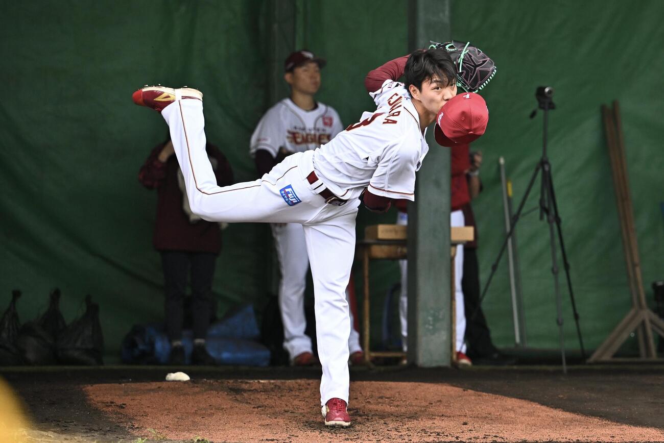 ブルペンで投球練習する楽天藤原（撮影・滝沢徹郎）