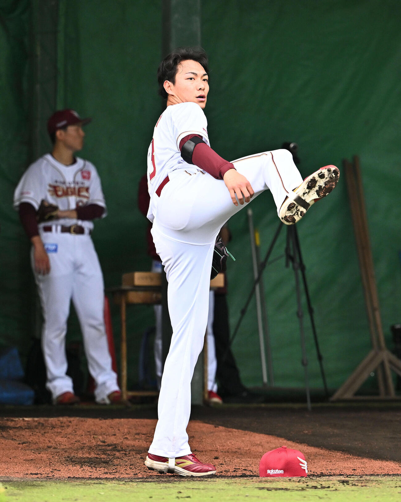 ブルペンで投球練習をする楽天藤原（撮影・滝沢徹郎）