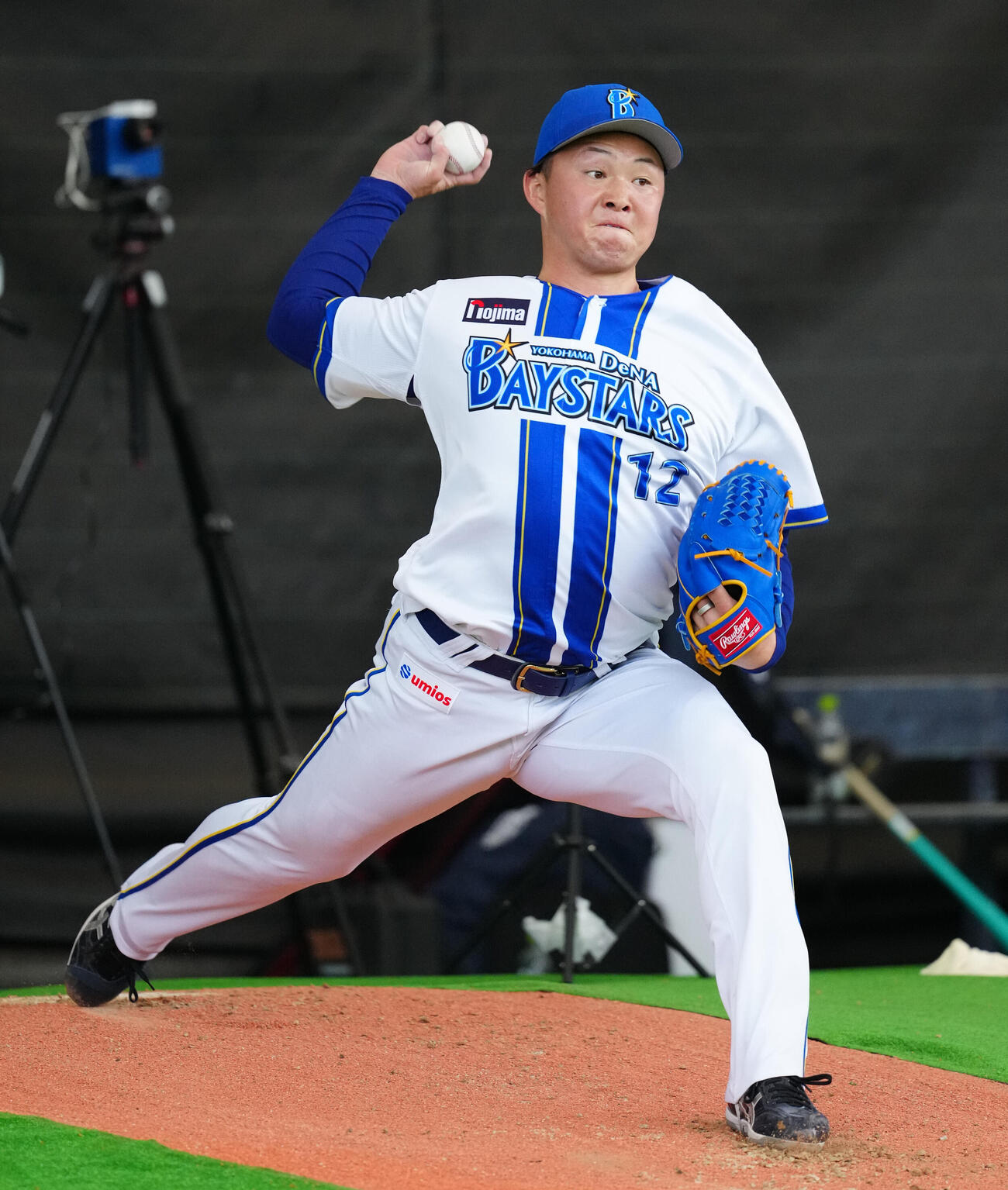 ブルペンで投球するDeNA竹田（撮影・鈴木みどり）