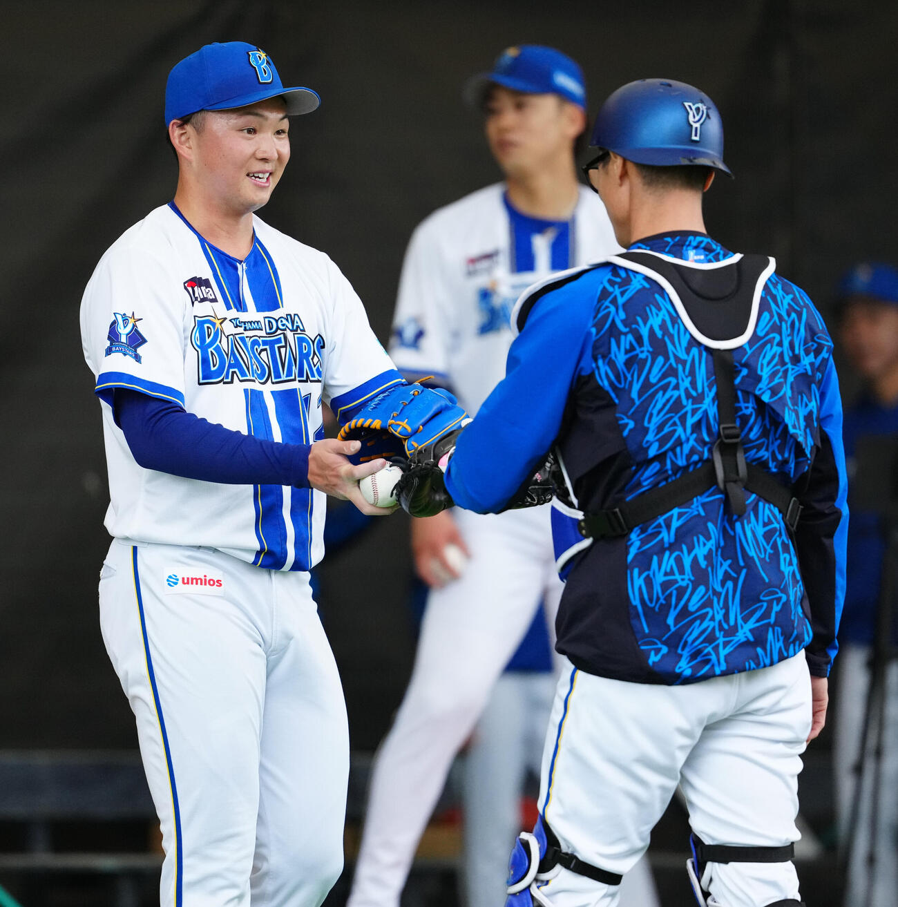 ブルペンでの投球を終え笑顔のDeNA竹田（左）（撮影・鈴木みどり）