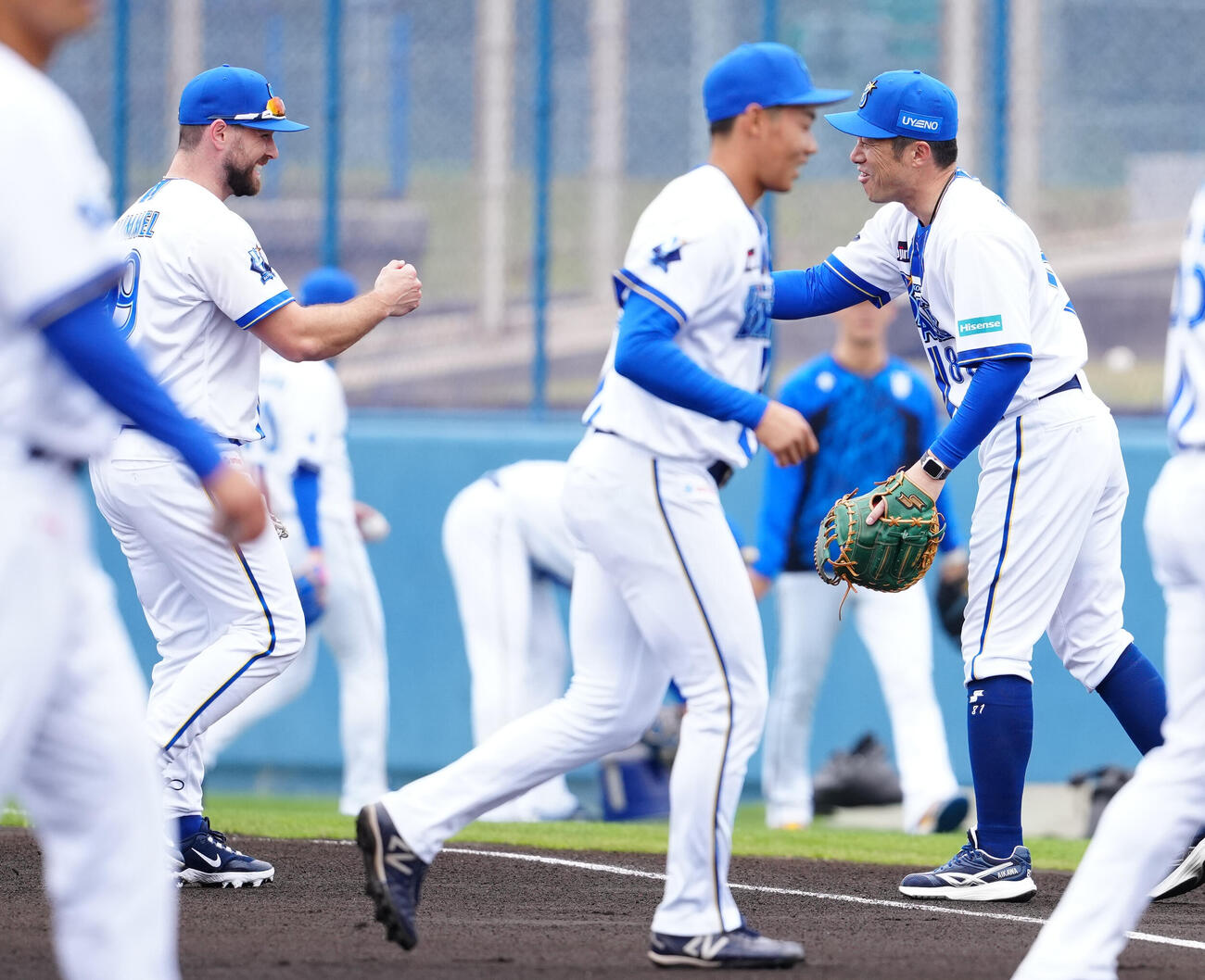 ヒュンメル（左）とのキャッチボールを終え、タッチを交わすDeNA相川監督（撮影・鈴木みどり）