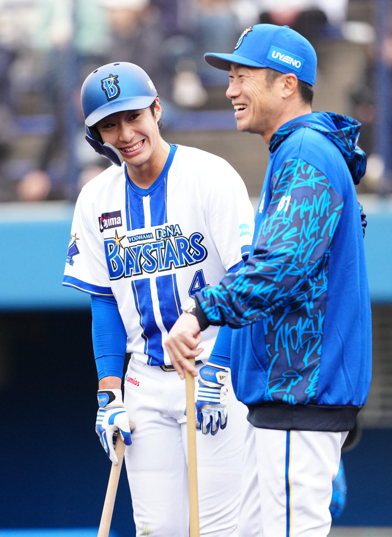 相川亮二監督（右）と談笑するDeNA度会（撮影・鈴木みどり）