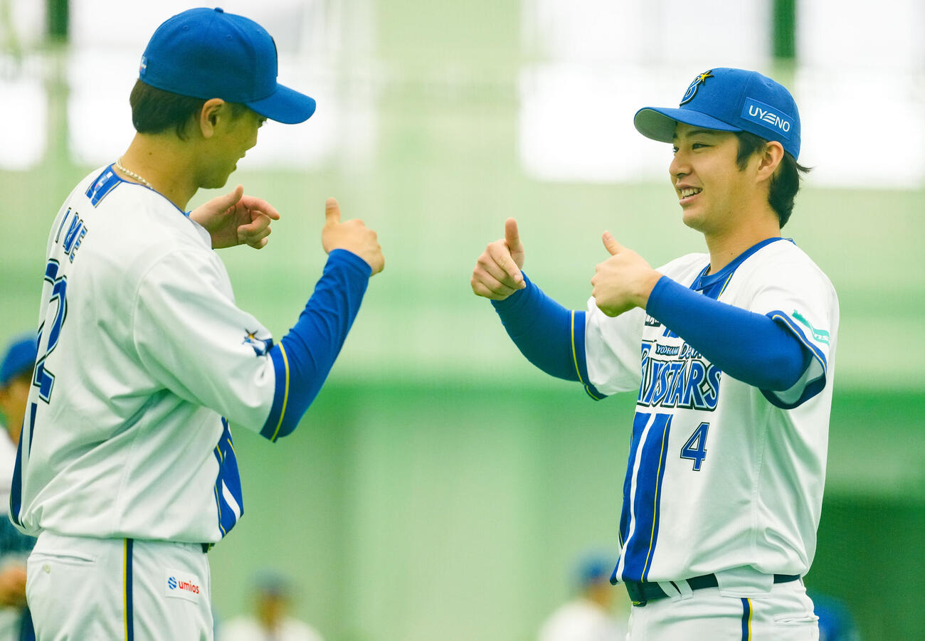 入江（左）とポーズを取るDeNA度会（撮影・鈴木みどり）
